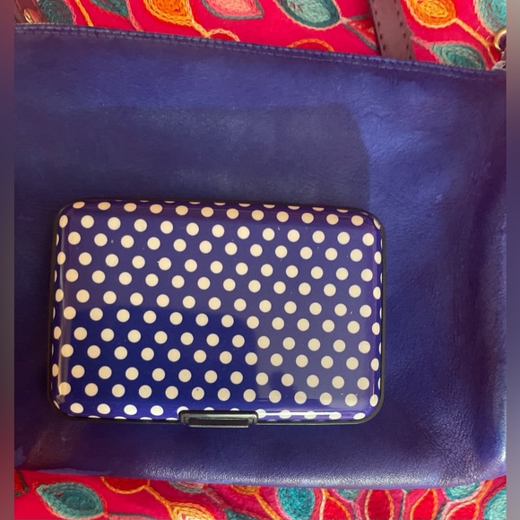 Electric blue Amanda Smith leather purse. Measures approximately 8 x 6“. EUC - Picture 8 of 10